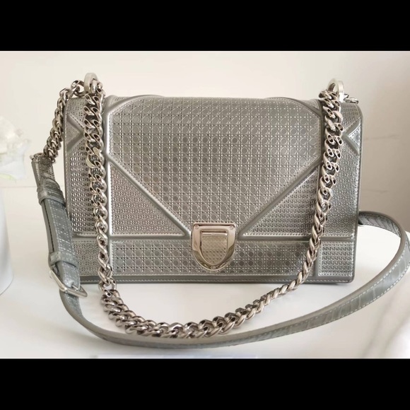 DIOR
Metallic Patent Micro-Cannage Medium silver - Picture 2 of 12